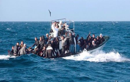ВМС Италии спасли более 200 нелегальных эмигрантов  - ảnh 1